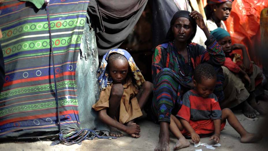 Família somali em acampamento em Mogadíscio, Somália