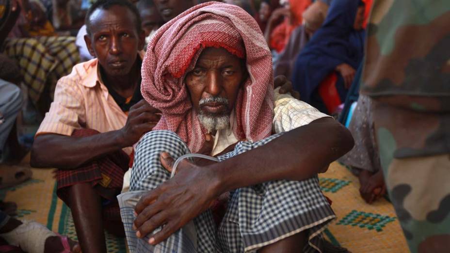 Somalis aguardam atendimento médico em hospital em Mogadíscio, Somália