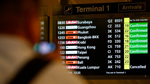 Painel de informações indica perda de contato com Airbus da AirAsia no voo QZ-8501, que partiu do Aeroporto Internacional Juanda, em Surabaya (Java Oriental), para Cingapura