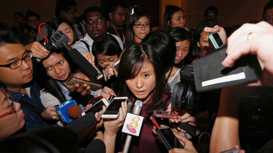 Louis Sidharta, cujo noivo estava a bordo do voo QZ8501 AirAsia, fala à imprensa em Cingapura