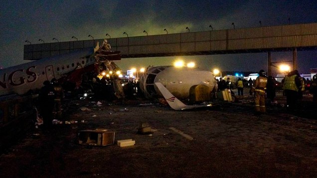 Destroços do avião que pegou fogo e saiu da pista causando quatro mortes, em Moscou