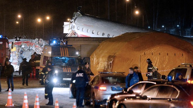 Equipes de resgate trabalham no local do acidente, em Moscou