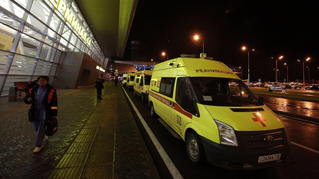 Ambulâncias aguardam na parte de fora do aeroporto de Kazan, na Rússia