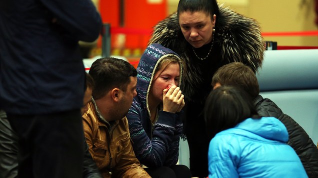 Familiares das vítimas do voo 363 da Tatarstan Airlines, que caiu em Kazan, na Rússia