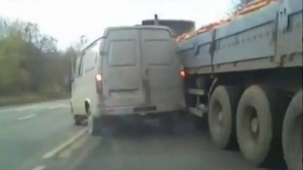 Câmera instalada em carro russo flagra acidente de trânsito