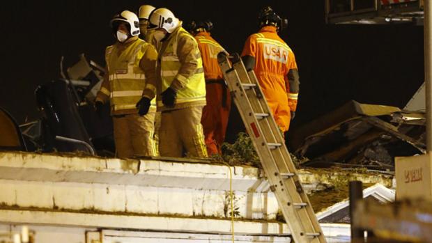 Equipes de resgate no local da queda de um helicóptero sobre um pub em Glasgow, na Escócia