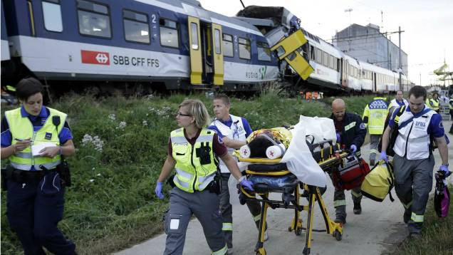 Acidente com trens deixa feridos na Suíça