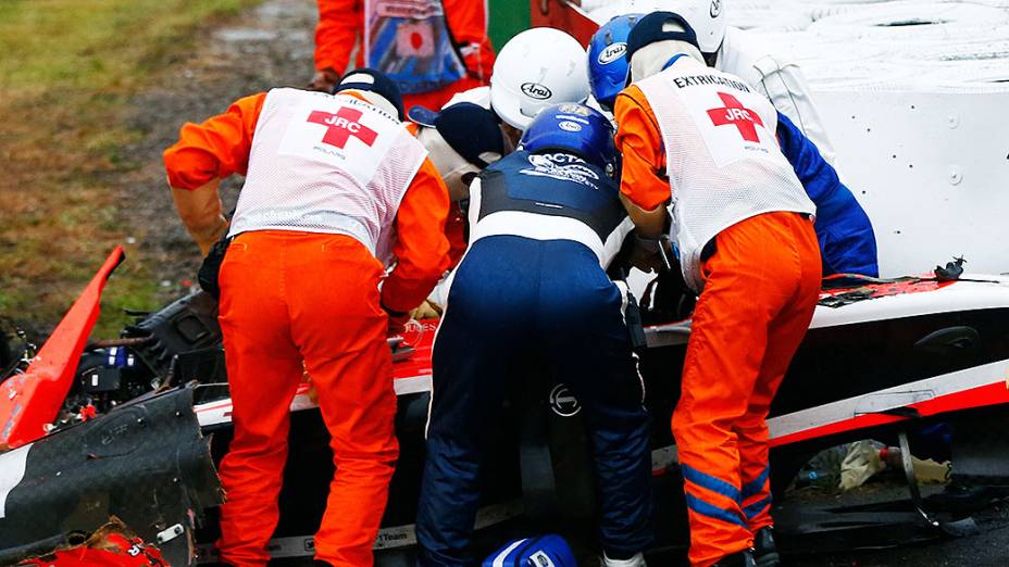 O francês Jules Bianchi, da Marussia, recebe atendimento após acidente no GP do Japão