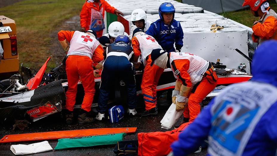 O francês Jules Bianchi, da Marussia, recebe atendimento após acidente no GP do Japão