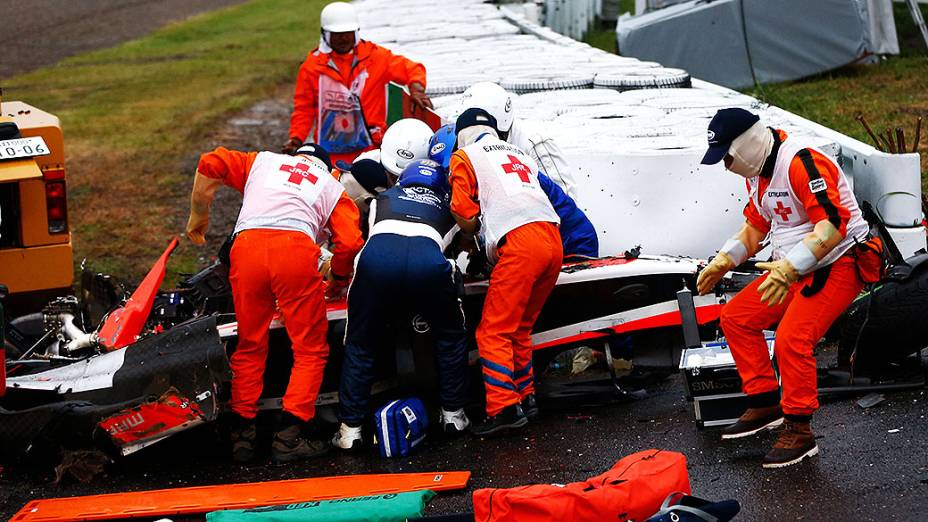 O francês Jules Bianchi, da Marussia, recebe atendimento após acidente no GP do Japão