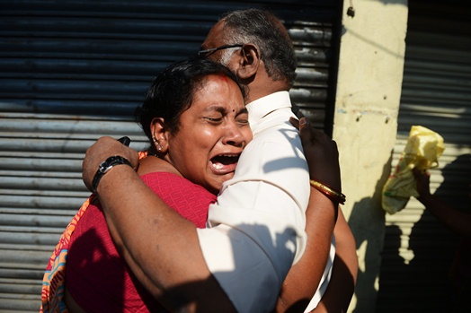 Parentes de vítimas do acidente com ônibus na Índia se desesperam