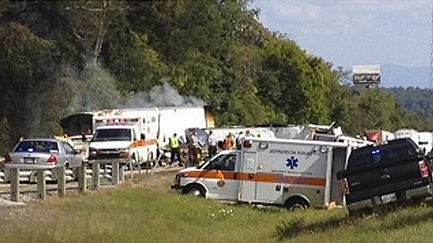 Equipes trabalham no local em que um ônibus de passageiros colidiu com dois carros no estado americano do Tennessee