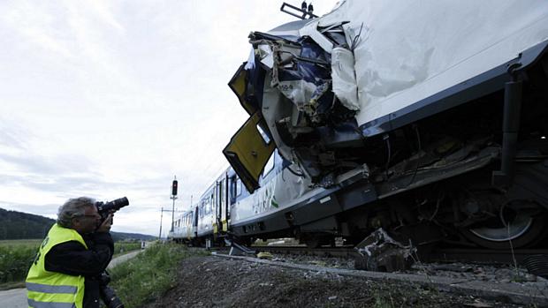 Fotógrafo registra local da colisão entre dois trens perto de Granges-près-Marnand, oeste da Suíça, no início da noite desta segunda-feira, pelo horário local