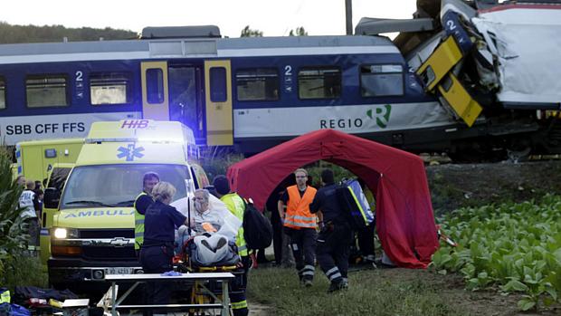Equipes de emergência atendem feridos na colisão entre dois trens perto de Granges-près-Marnand, na Suíça