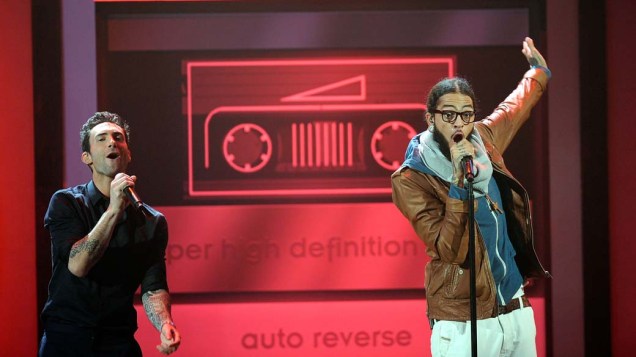 Adam Levine, do Maroon 5, e o rapper Travie McCoy, do Gym Class Heroes, durante o American Music Awards 2011 em Los Angeles, Califórnia