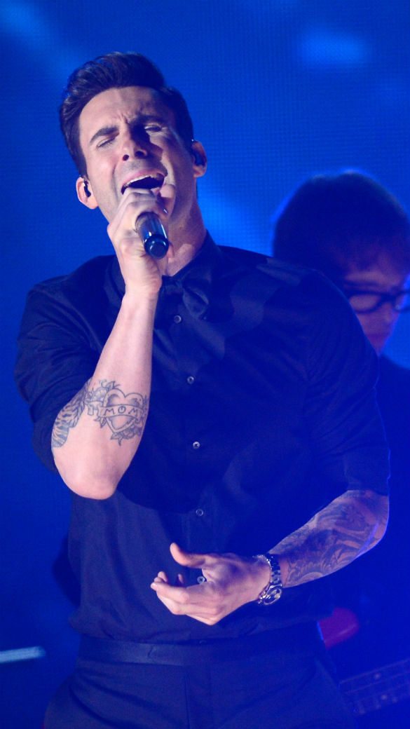 O vocalista da banda Maroon 5, em apresentação no Grammy