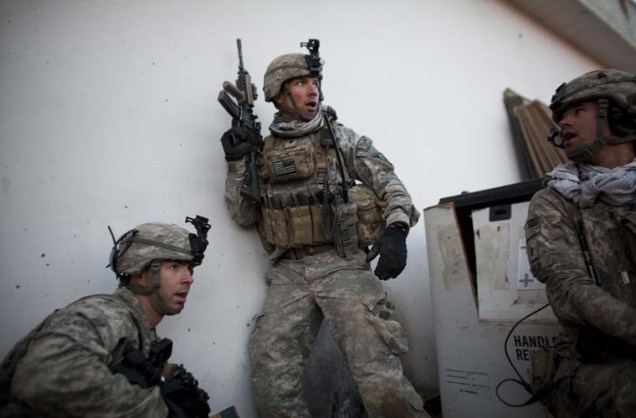 Militares reagem a uma ofensiva talibã, que disparou mísseis em direção à infantaria das tropas dos Estados Unidos. A ação deixou um americano morto.