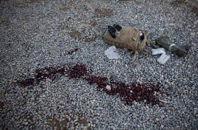 Sangue e acessórios de primeiros-socorros são vistos no local onde um militar americano foi morto por um míssil disparado pelos talibãs.
