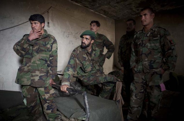 Soldados do exército nacional afegão, que apoia as tropas dos Estados Unidos, recebem instruções de um coronel americano.