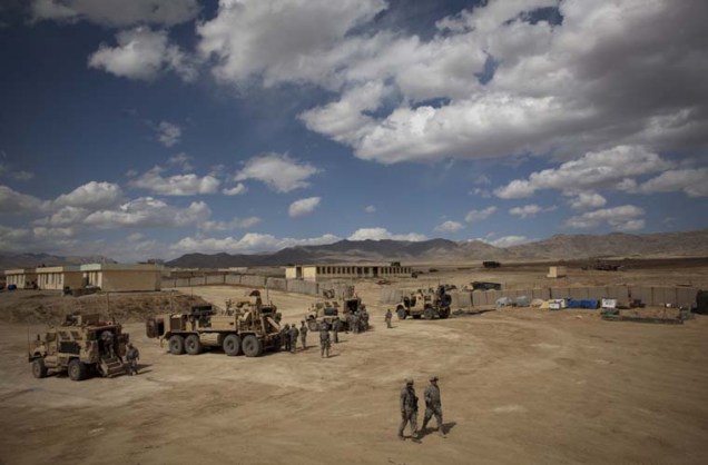 Soldados caminham pelo acampamento, em Wardak.
