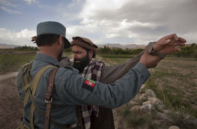 Soldado afegão revista homem.