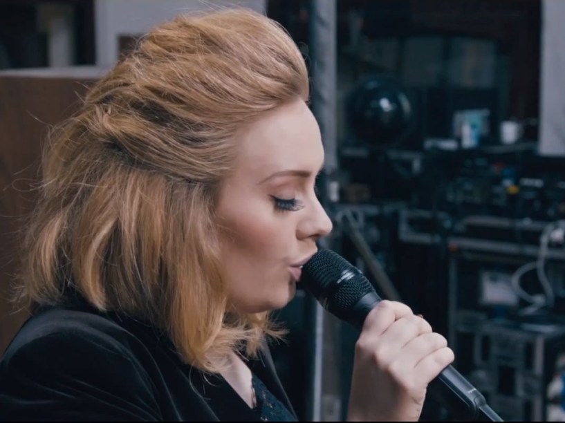 Durante show em Dublin, Adele se enrola em bandeira brasileira e
