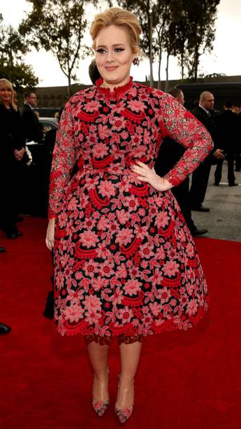 Adele chega ao Grammy Awards com um vestido comportadíssimo e muito elegante