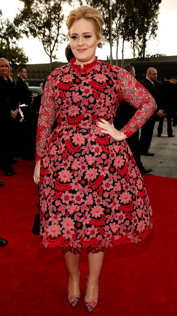 Adele chega ao Grammy Awards com um vestido comportadíssimo e muito elegante