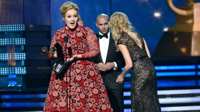 Adele recebe o prêmio de melhor performance pop solo, por Set Fire to The Rain
