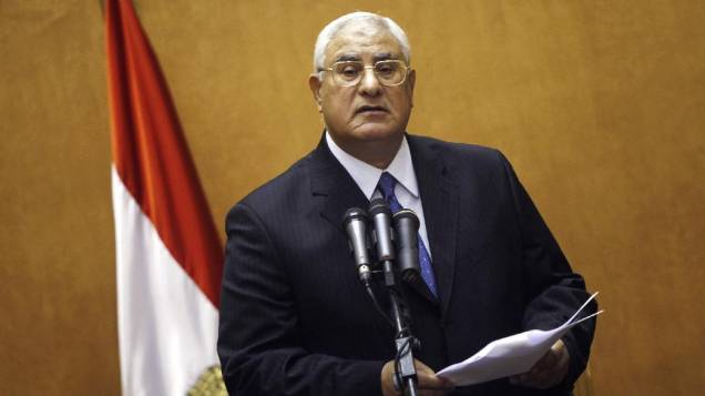 Adly Mansour presta juramento como presidente interino do Egito