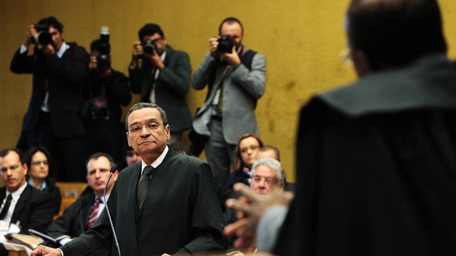 O advogado Luiz Francisco Barbosa, defensor de Roberto Jefferson, durante julgamento do mensalão, em 13/08/2012