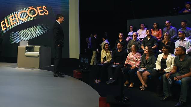 O candidato à Presidência da República, Aécio Neves (PSDB), conversa com os eleitores indecisos, antes do debate promovido pela Rede Globo