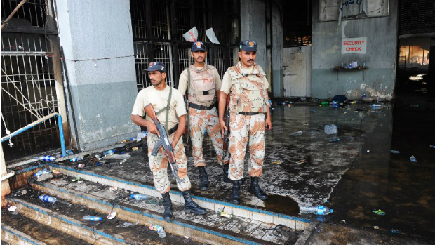 Militares paquistaneses inspecionam uma área do aeroporto de Karachi