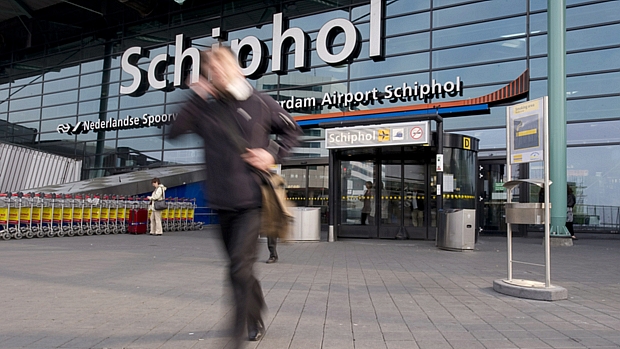 Usuários do agitado aeroporto holandês têm agora uma tranqüila biblioteca