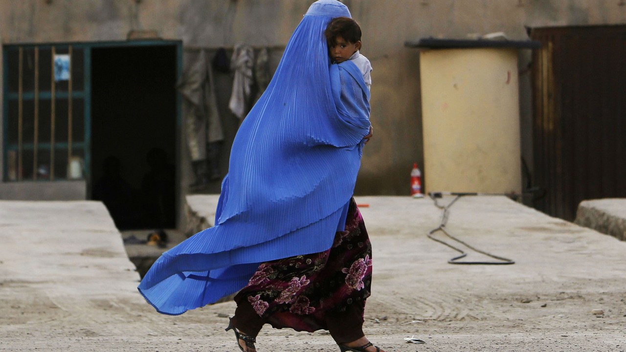 Afegã anda nas ruas de Cabul. As mulheres lutam pela conquista de direitos no país