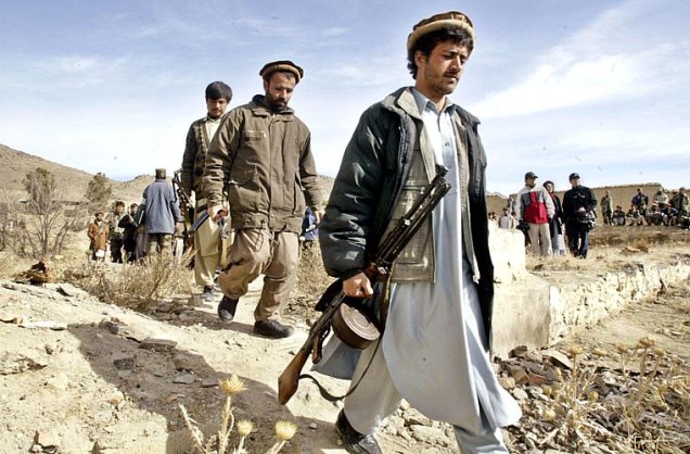 Afegãos são acionados para fazer a segurança durante as eleições de 2005.