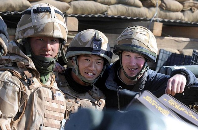 O príncipe Harry (à direita), que serviu o exército britânico no Afeganistão, posa para foto com outros soldados.