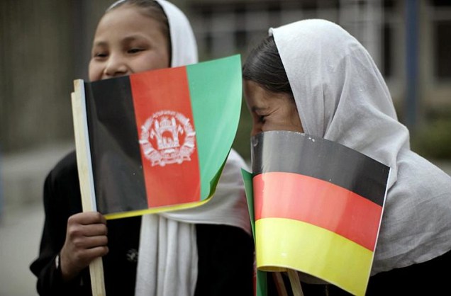 Estudantes afegãs exibiam a bandeira alemã durante a visita ao Afeganistão da chefe de estado da Alemanha, Angela Merkel, em novembro de 2007.