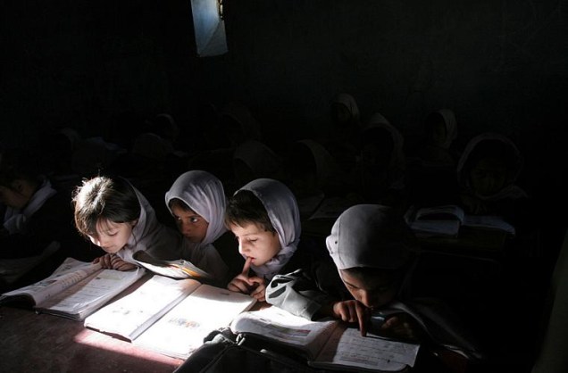 O sistema educacional afegão teve uma grande melhoria desde 2001, quando o regime Talibã foi extinto.