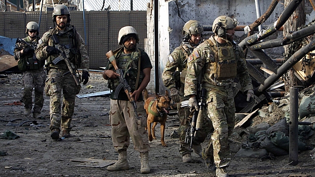 Policiais afegãos e soldados da Otan patrulham quartel após atentado terrorista em Jalalabad