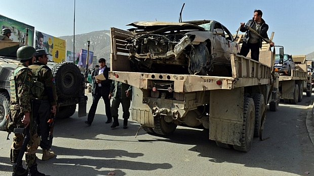 Soldados afegãos removem carro destruído após ataque suicida em Cabul