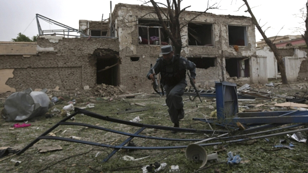 Soldado afegão corre para oferecer reforço após explosões em Cabul