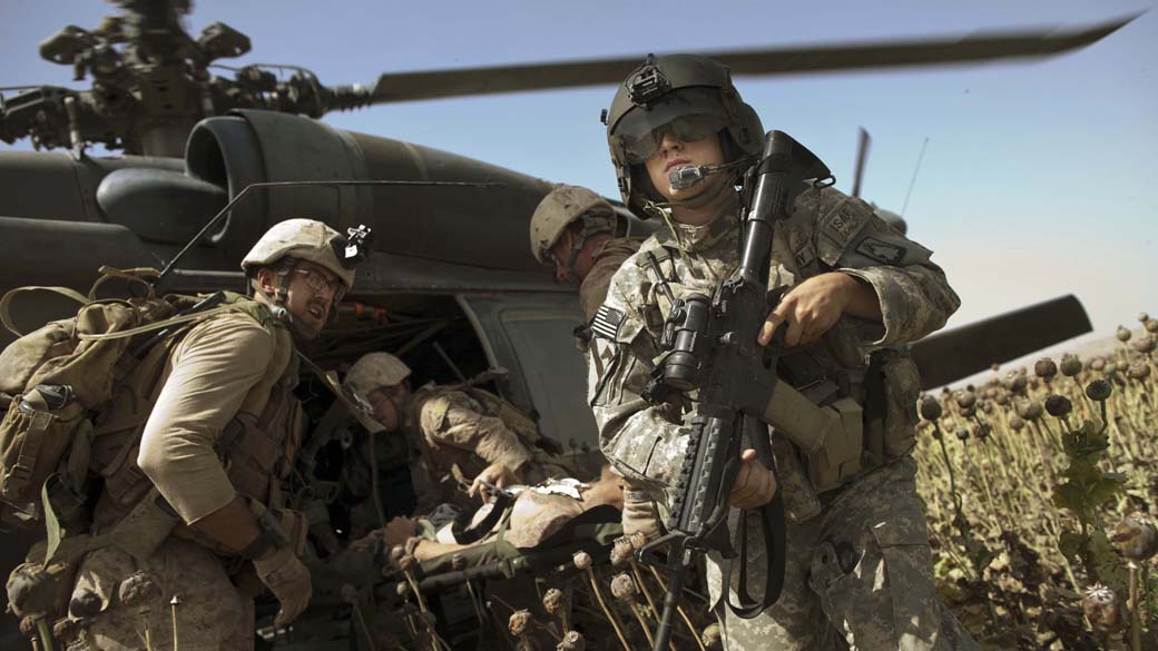 Soldado americano ferido durante combate é socorrido no Afeganistão. Pesquisadores afirmam que injeção de nanopartículas poderá ser útil para médicos que atuam em zonas de comba