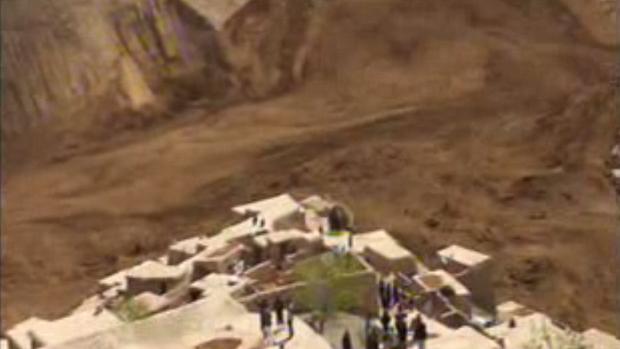 Em imagem retirada de vídeo, moradores observam destruição na província de Badakhshan, no Afeganistão, atingida por deslizamento