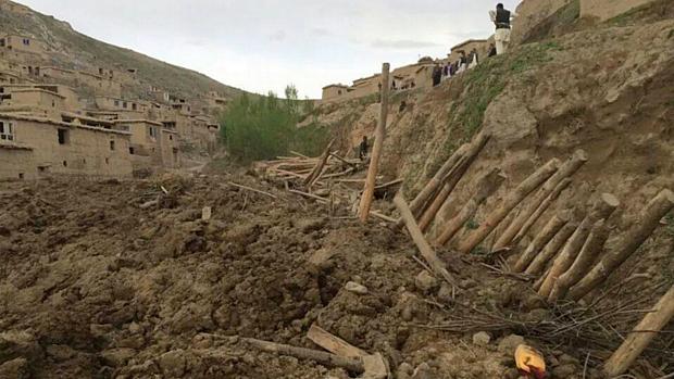 Pessoas buscam sobreviventes depois de um deslizamento na província de Badakhshan, no nordeste do Afeganistão<br>