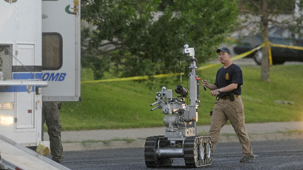 Agentes utilizam robôs para examinar apartamento do acusado