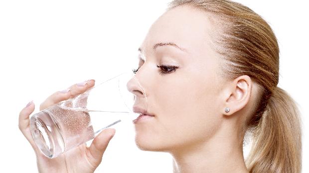 De acordo com o estudo, o aumento de um a três copos no consumo diário de água já ajuda a reduzir entre 68 a 205 calorias por dia. Os níveis de gordura saturada, sal, açúcar e colesterol consumidos também caíram