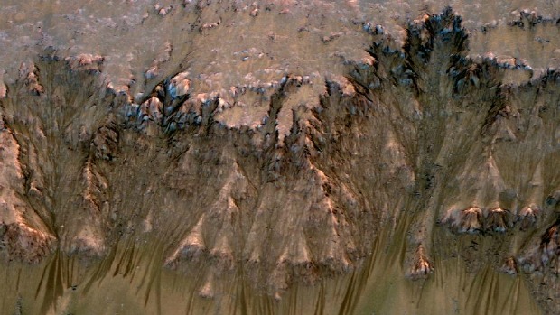 Imagem combinou dados coletados em órbita com modelagens em 3-D para mostrar os fluxos que aparecem na primavera e no verão em uma encosta dentro da cratera Newotn, em Marte