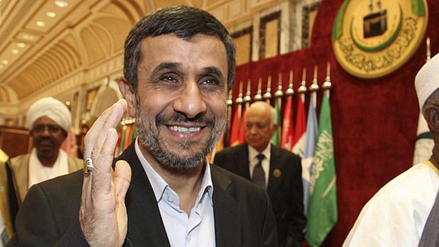 “O inimigo destrói as nuvens que estão vindo em direção ao nosso país", disse Ahmadinejad