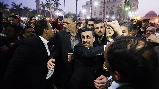 Mahmoud Ahmadinejad durante visita a mesquita al-Hussein, no Cairo